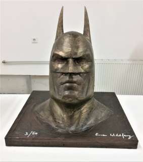 Emma Wildfang - BATMAN SCULPTURE  bronzed - La sculpture sur une plaque de bois bronzée pèse 1855g | Catawiki