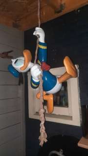 Disney | Disney - Beeld - Donald Duck hangend aan touw - EO - (1970/1970) | Catawiki