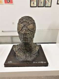 Emma Wildfang - SPIDER-MAN SCULPTURE  bronzed - La sculpture sur une plaque en bois bronzée pèse 1560g - (2019) | Catawiki