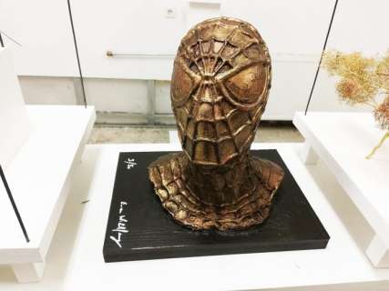 Emma Wildfang - SPIDER MAN  bronzed - La sculpture sur une plaque en bois bronzée pèse 1580g | Catawiki