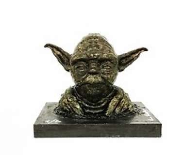  - Emma Wildfang - YODA SCULPTURE  bronzed - La sculpture sur une plaque en bois bronzée pèse 870g 