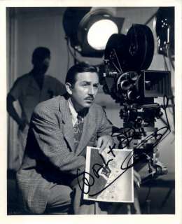 Walt Disney | Photo Dédicacé Tirage argentique d’époque, enrichie d’une signature | Cornette de St Cyr