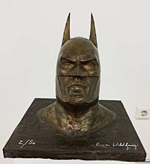 Emma Wildfang - BATMAN SCULPTURE  bronzed - La sculpture sur une plaque de bois bronzée a un poids de 1, 78 kg | Catawiki