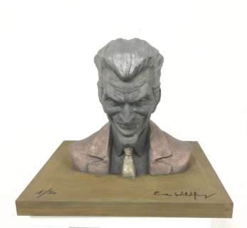 Emma Wildfang - JOKER bronzed  1/50 - La sculpture sur une plaque de bois pèse 1720g | Catawiki