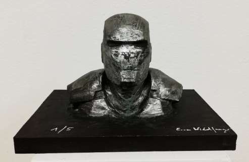 Emma Wildfang - IRON MAN  bronzed - La sculpture sur une plaque de bois bronzée pèse 1330g | Catawiki