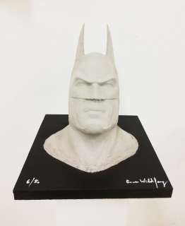 Emma Wildfang - BATMAN - La sculpture sur une plaque en bois bronzé a un poids de 2120g | Catawiki