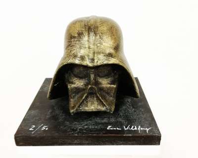 Emma Wildfang - DARTH VADER  bronzed - La sculpture sur une plaque en bois bronzée pèse 1170g | Catawiki