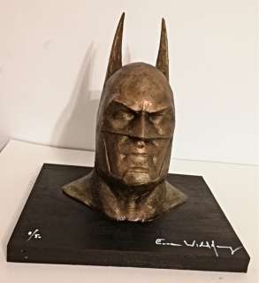 Emma Wildfang - Bronze statue of Batman - The sculpture and the bronzed wooden plate has a weight of 2015 g | Catawiki