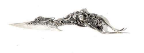 André Lassen (Né En 1949) | André LASSEN Poignard. En alliage d’argent, le manche Ã  décor d’un per | Tessier Sarrou