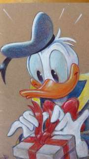 "Alessandro Gottardo" - 1 Colour pencil drawing - Donald Duck - "Per chi è quel bellissimo regalo?" - 2024 | Catawiki