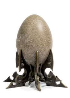 André Lassen (Né En 1949) | André LASSEN Oeuf d’emeu. Support ouvragé en bronze Ã  patine brune Ã &h | Tessier Sarrou