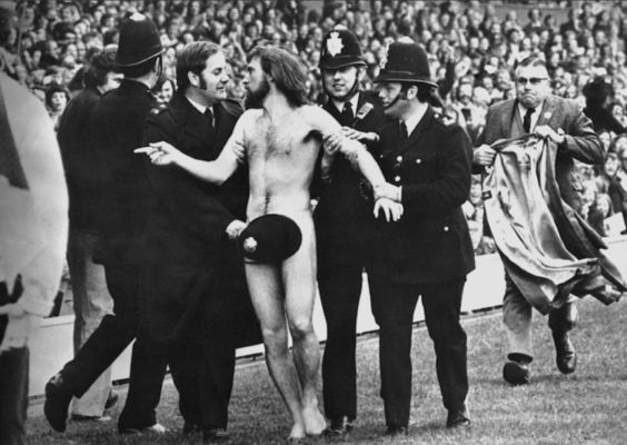 Sports Art | Twickenham Streaker - Photographie originale d’Ian Bradshaw | Achetez de l’Art