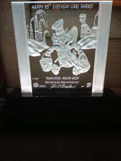 Carl Barks, Dan Bascobert | Uncle Scrooge A/P - Happy Birthday Carl Barks Scrooge McDuck Glass Etching Sculpture - Exemplaire unique | Catawiki