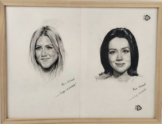 Jorge Rafael Calderón (1963), Jennifer Aniston Et Diana Rigg, Réunion de Deux Dessins Au Fusain Sur Papier, Signés En Bas À Droite Et Dédicacés, Dim. Totale : 29 X 39 Cm. | Lot 318 : | misc / divers