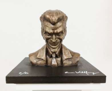 Emma Wildfang - JOKER 2/50 - bronzed - The sculpture on a bronzed wooden plate has a weight of 1720g (2020) | Catawiki