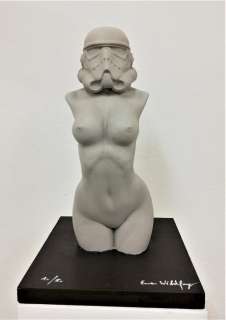 Emma Wildfang - Sexy Stormtrooper - The sculpture on a bronzed wooden plate has a weight of 1620g | Catawiki