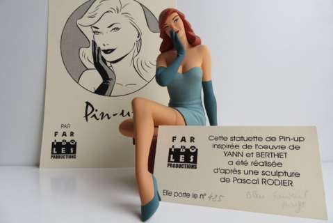 Berthet Et Yann | Pin Up - Beeld Fariboles - La pin up en robe verte sur le coussin - (2003) | Catawiki