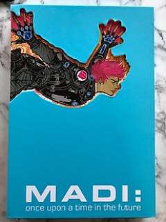 Glenn Fabry, Duncan Fegredo, Simon Bisley - Madi by film director Duncan Jones - Madi: Once Upon A Time In The Future. Deluxe diecut slipcase edition Signed - Cartonné