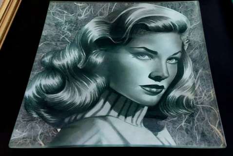 Giovanna Casotto | Giovanna Casotto - Vassoio in vetro originale "Ritratto di Lauren Bacall" - Page volante - (2005) | Catawiki