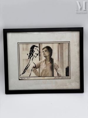 Baumann, Arnaud (Né En 1953) | Lot 73 : Photographie de Jean-Marc Reiser avec l’un de ses dessins de femme.… | Millon