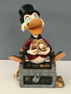 Disney | Disney - Beeld - Dagobert Duck met originele bril op schatkist - EO | Catawiki