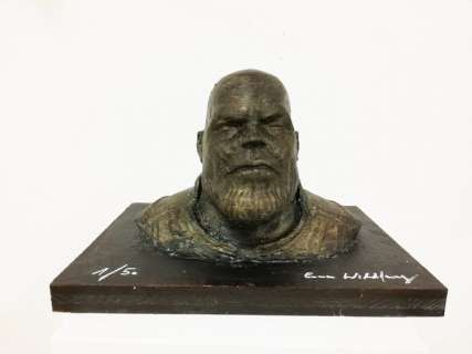 Emma Wildfang - THANOS SCULPTURE  bronzed - La sculpture sur une plaque en bois bronzée pèse 1645g | Catawiki