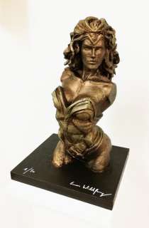 Emma Wildfang - WONDER WOMAN  bronzed - La sculpture sur une plaque de bois bronzée pèse 1700g | Catawiki