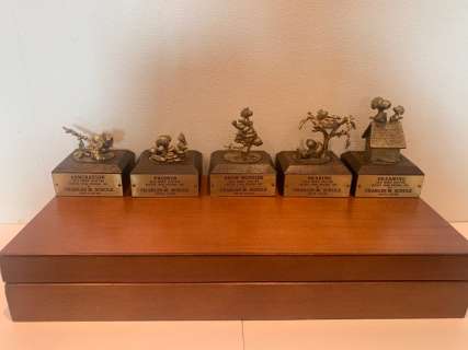 Charles M. Schulz | Snoopy / Peanuts - 5 solid bronze sculptures in original box - Snoopy & Woodstock - (1992) | Catawiki