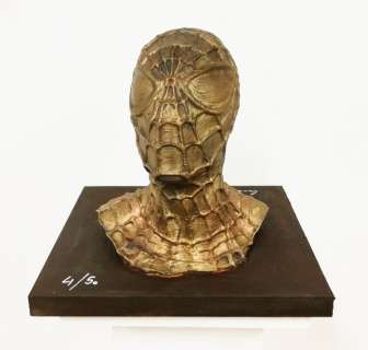 Emma Wildfang - SPIDER MAN  bronzed - La sculpture sur une plaque en bois bronzée pèse 1940g - (2019) | Catawiki