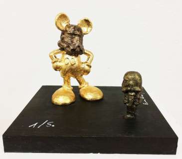 Emma Wildfang - Mickey Stormtrooper "Insubordination" SCULPTURE gilded with gold leaf - La sculpture sur une plaque de bois bronzée a 23 carats. | Catawiki