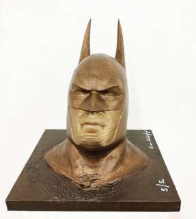 Emma Wildfang - BATMAN  bronzed - La sculpture sur une assiette en bois bronzée pèse 1670g | Catawiki