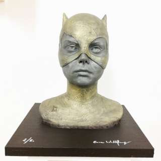 Emma Wildfang - CATWOMAN bronzed  2/50 - La sculpture sur une plaque de bois pèse 2760g | Catawiki