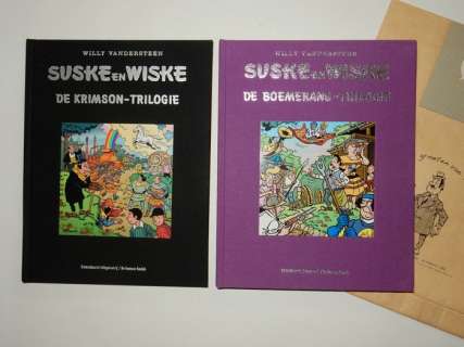 Vandersteen, Willy + Geerts, Paul + Studio Vandersteen | Suske en Wiske - De Krimson + Boemerang-Trilogie - Met 1 opdrachttekening + Stofzuigerzak - 2x linnen hc - Cartonné - EO - (2008/2010) | Catawiki