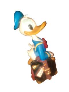 Stefan Toth / Disney | Disney - Donald Duck leaning on a travelling suitcase | Catawiki